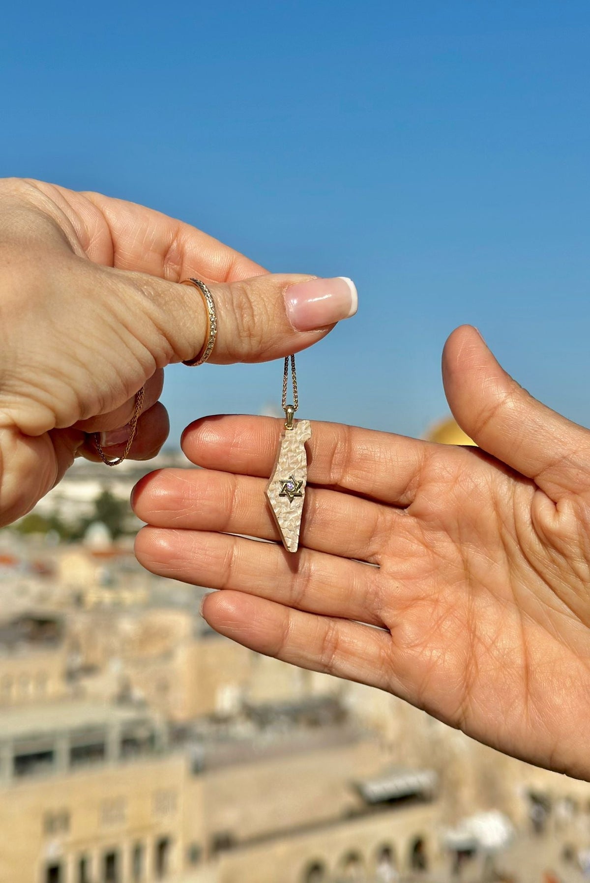 Jewelry That Carries a Legacy: Continuing Your Family’s Chain of Generations
